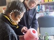 화분에 물주시는 어르신
