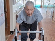 걷기연습하시는 어르신