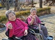 화사한 봄날 산책 하시며 좋아하시네요