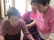 걷기연습하시는 어르신 모습