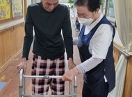 걷기연습하시는 어르신 모습