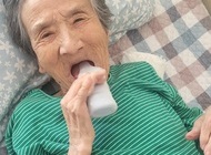 아이스크림을 드시는 어르신