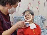 간식을 드시는 어르신
