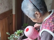 화분에 물주시는 어르신