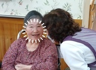 선생님과 이야기하시며 빵 터진 어르신 모습