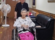 휠체어를 밀어주시는 어르신 참 멋지죠 !!