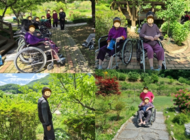 방역진행을 위해 정원에 모인 어르신들